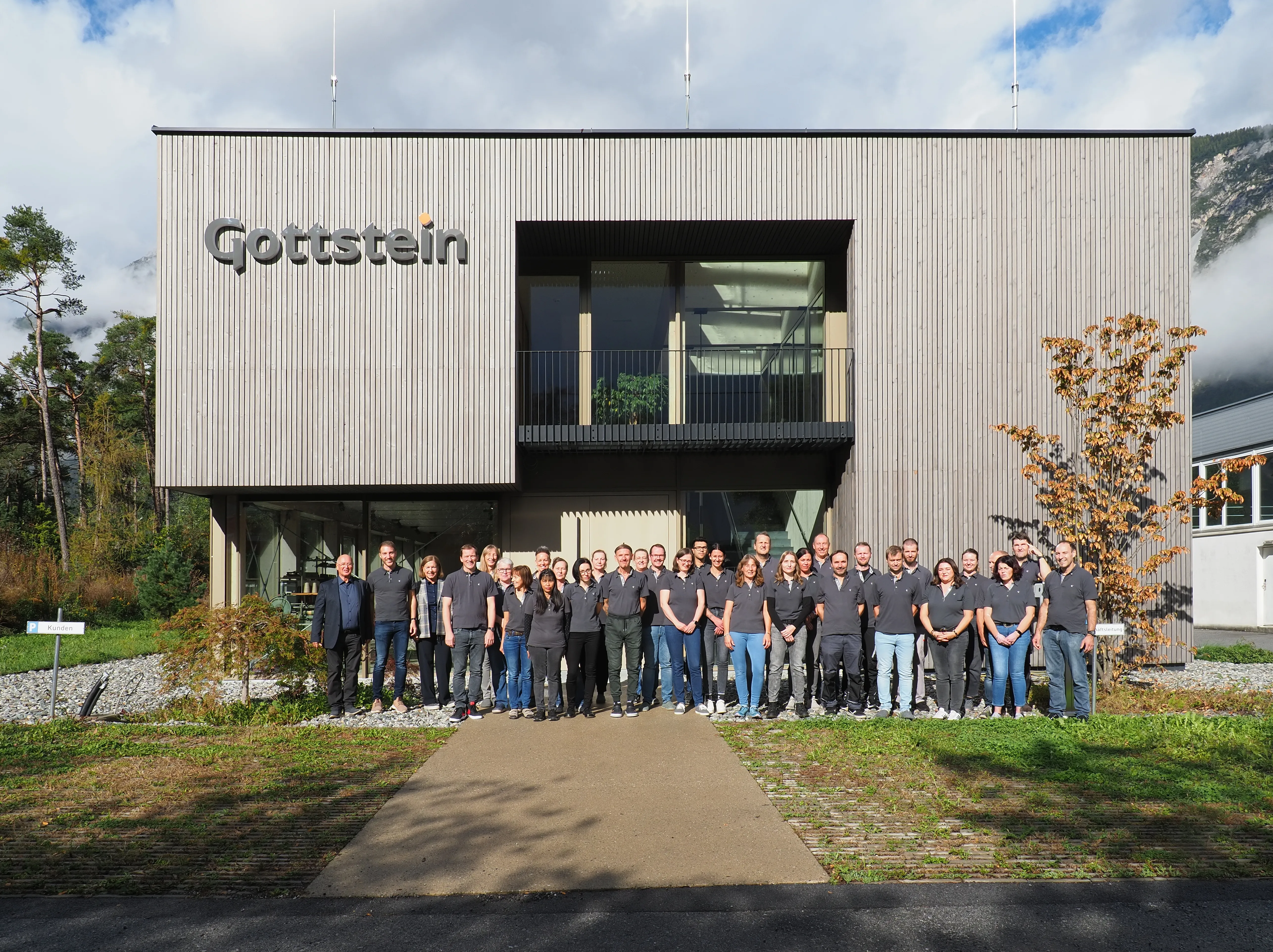 Gottstein Team vor Hauptgebäude